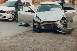 IMAGE OF A CAR ACCIDENT INVOLVING HEAD-ON COLLISION